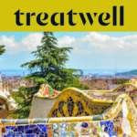 Een schilderachtig uitzicht op Barcelona vanaf Park Güell, met de iconische kleurrijke mozaekbanken van Antoni Gaudí en sprookjesachtige torens op de voorgrond, met de stad en de zee in de verte. Bovenaan een gele banner met het "treatwell"-logo.