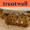 Het Odeon van Herodes Atticus, een oud stenen amfitheater aan de voet van de Akropolis in Athene, met de moderne skyline van de stad die zich uitstrekt in de verte onder een warm, goudkleurig avondlicht. Een koraaloranje banner met het Treatwell-logo staat boven de afbeelding.