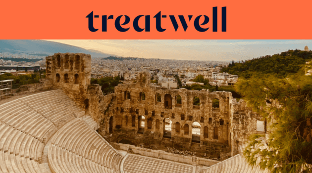 Het Odeon van Herodes Atticus, een oud stenen amfitheater aan de voet van de Akropolis in Athene, met de moderne skyline van de stad die zich uitstrekt in de verte onder een warm, goudkleurig avondlicht. Een koraaloranje banner met het Treatwell-logo staat boven de afbeelding.