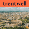 Een luchtfoto van Rome, met het iconische Colosseum op de voorgrond. De historische stad strekt zich uit tot aan de horizon onder een bewolkte lucht. Een grote oranje banner bovenin toont het “treatwell”-logo.