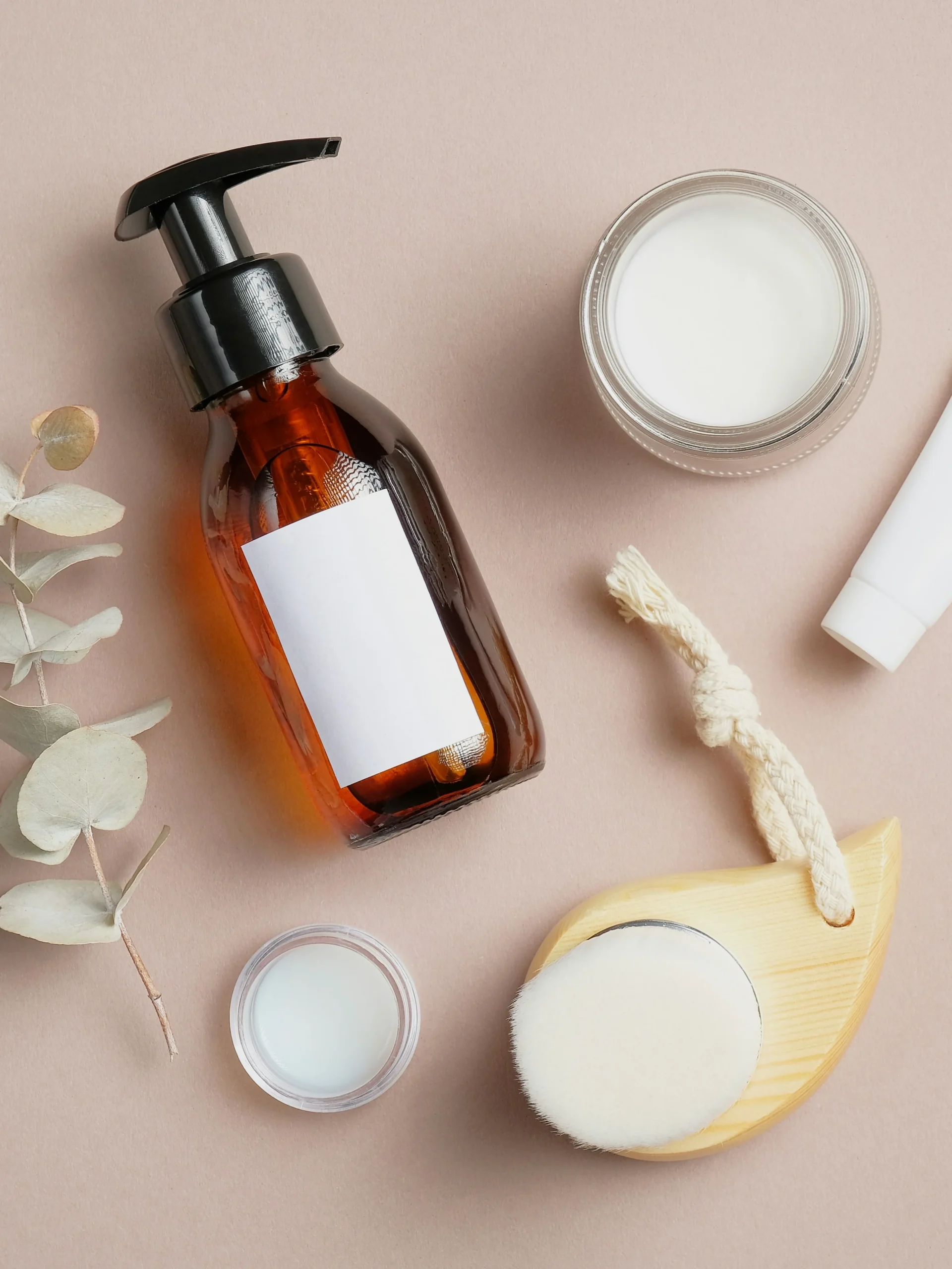 Een flatlay van verschillende verzorgingsproducten voor na de behandeling, waaronder SPF, hydraterend serum en parfumvrije moisturizer