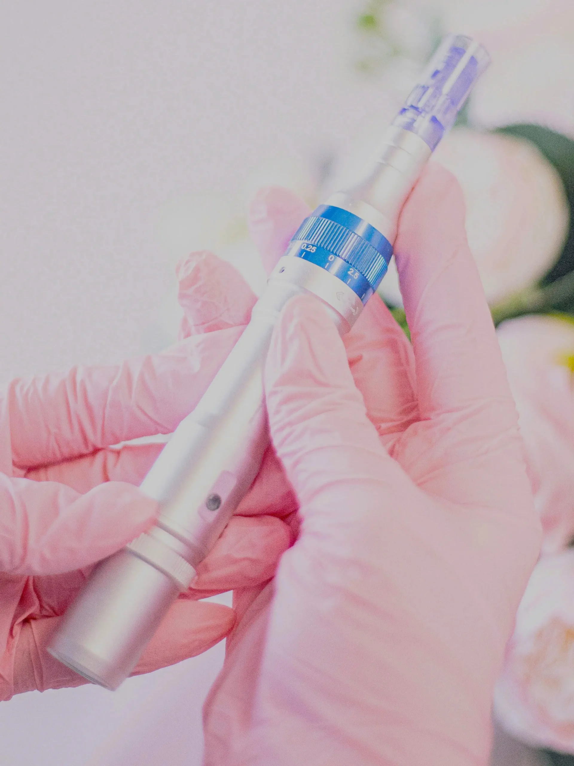 Close-up van een professionele microneedlingpen