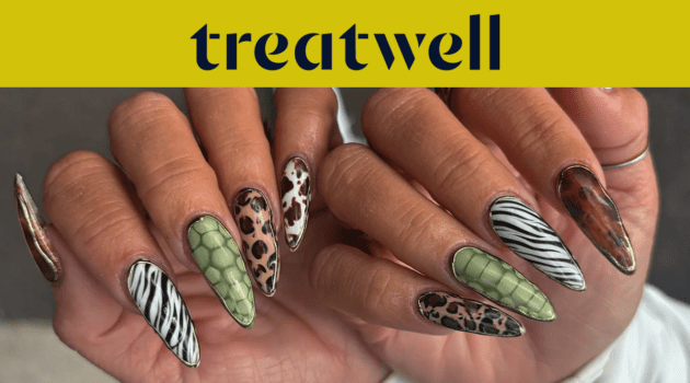 Twee handen met lange amandelvormige nagels in uiteenlopende dierenprints: zebrastrepen, luipaardvlekken, groene slangenhuid en schildpad.