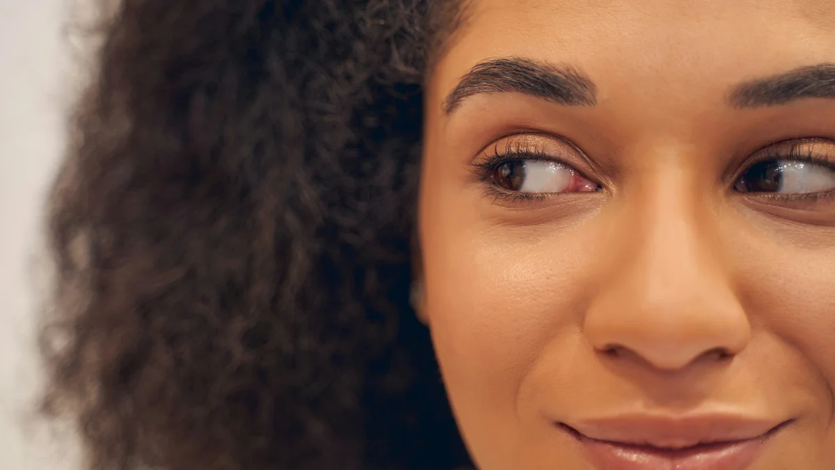 Close-up van de ogen van een glimlachende vrouw met nette, goed gedefinieerde wenkbrauwen
