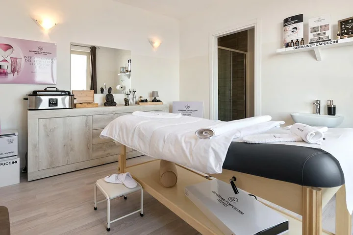 Behandelruimte bij Beauty Time in Lanusei met een massagebed en producten van Germaine de Capuccini.