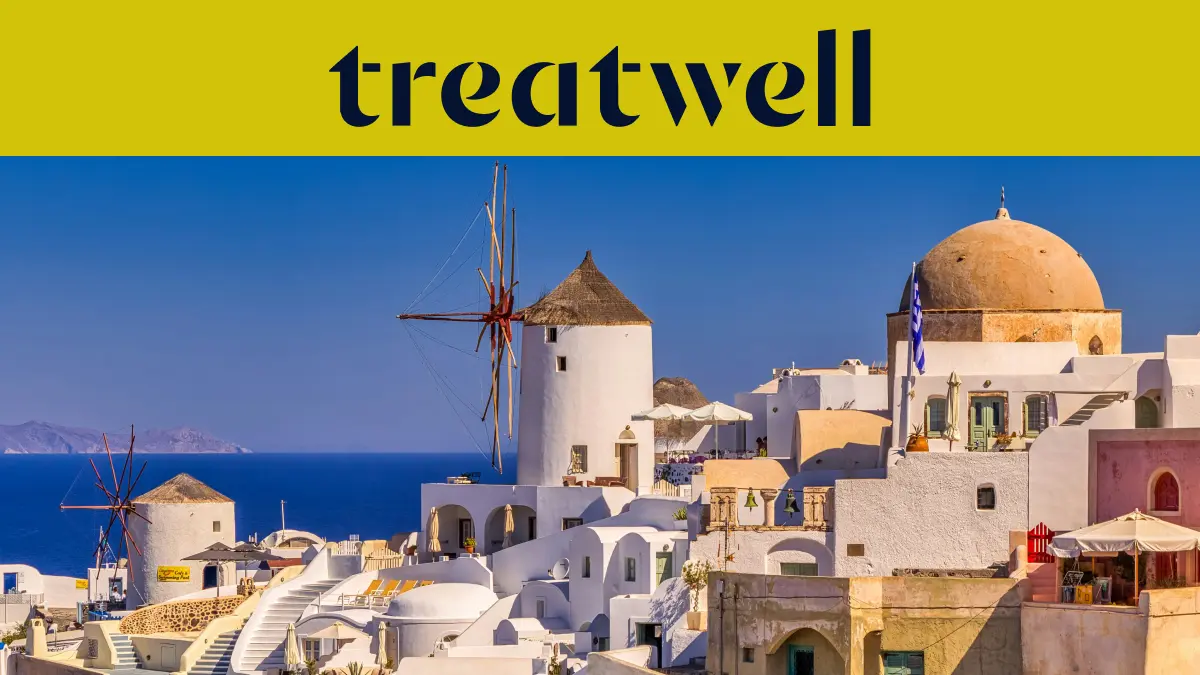 Witgekalkte huizen en traditionele windmolens boven het diepe blauw van de Egeïsche Zee in Oia op Santorini, onder een gele banner met het Treatwell-logo.