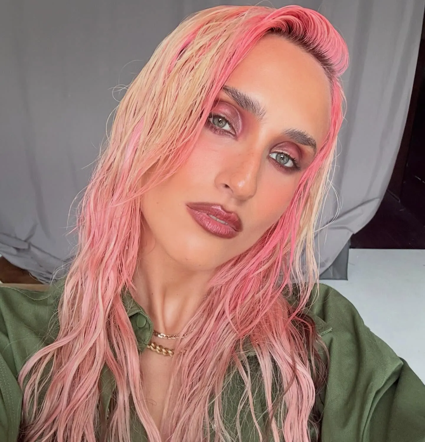 Lang golvend roze haar met perzik- en blondtinten, getextureerde wet-look styling, zomers editorial-portret