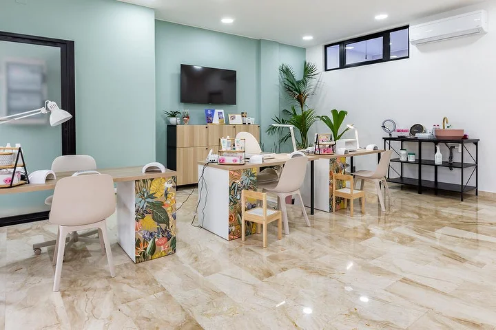 Make-updisplay en kappersstoel bij Studio Estetica 35 in Quartucciu met een breed assortiment oogschaduwpaletten.